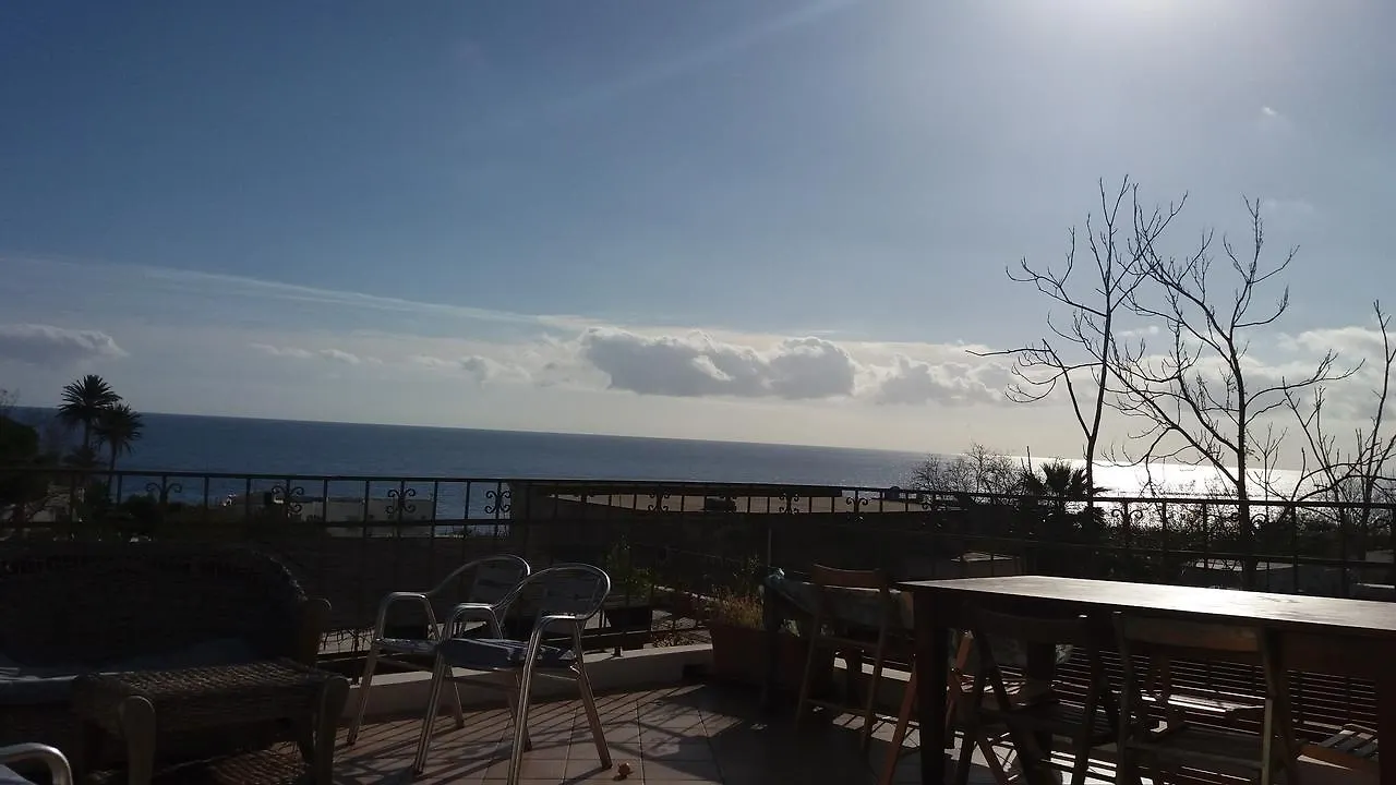 Case La Pergola Stromboli 3*,